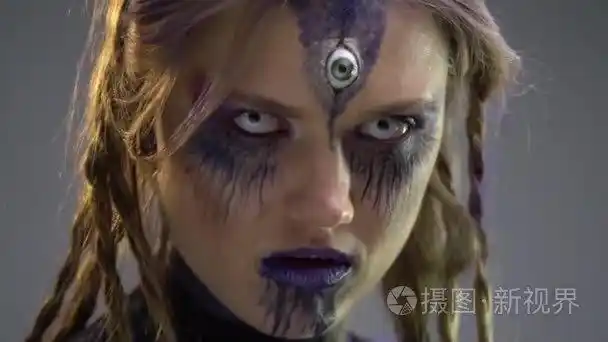 第三只眼睛的女巫直视着灵魂视频- 00:121080p年轻人使用全息灵魂视频