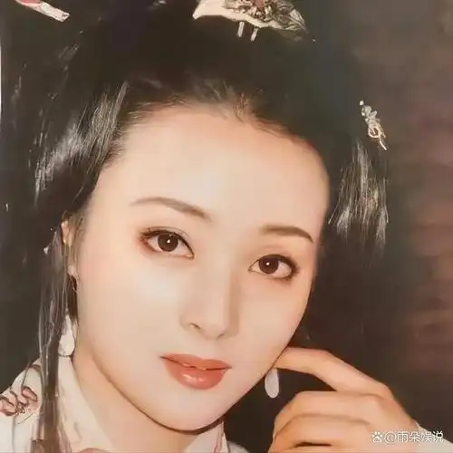 如云的年代,她的容貌虽不算完美,却凭借《卧虎藏龙》中的"玉娇龙"一角