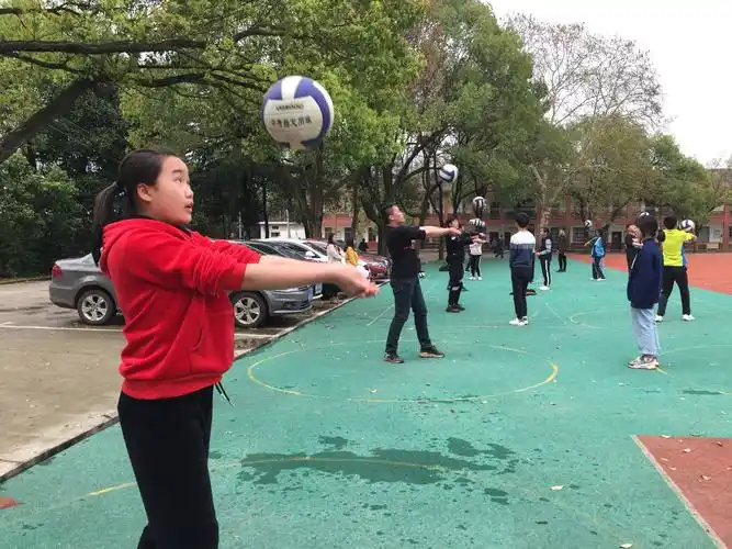 群丰中学举行排球垫球比赛