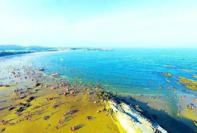 福建海边旅游景点沙滩有:椰风寨;下沙海滨度假村;日纹坑;漳州金銮湾