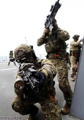 韩国海军特种部队配备hk416步枪演练登船战术反光镜穿帮附视频