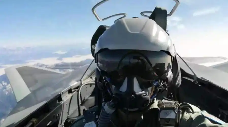 一体化座舱盖只有中美能造?歼20座舱盖可承受1.8公斤物体的撞击