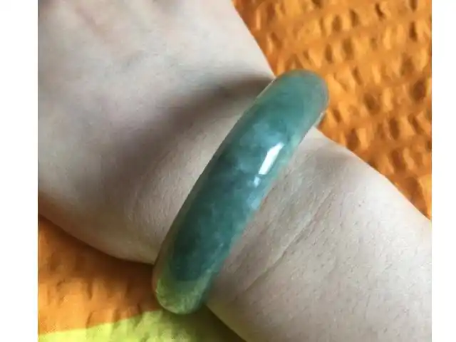 若是棉絮过多的话,且看起来杂乱不堪,这样会影响玉镯的本身价值