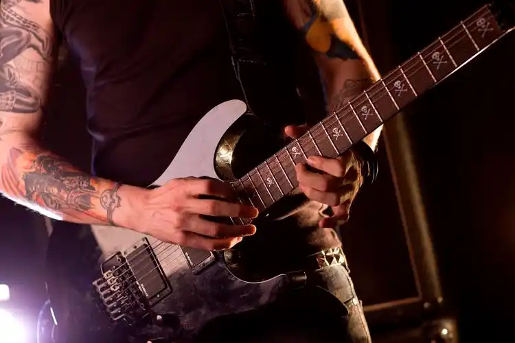 摇滚乐队通常都有什么乐器