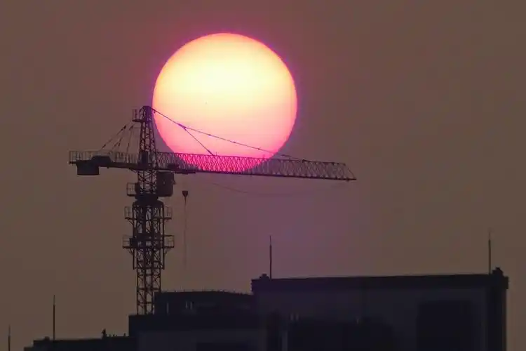 晒晒在自家阳台上拍初升的红太阳--拍摄时间2013年7月29日5点27分-5点