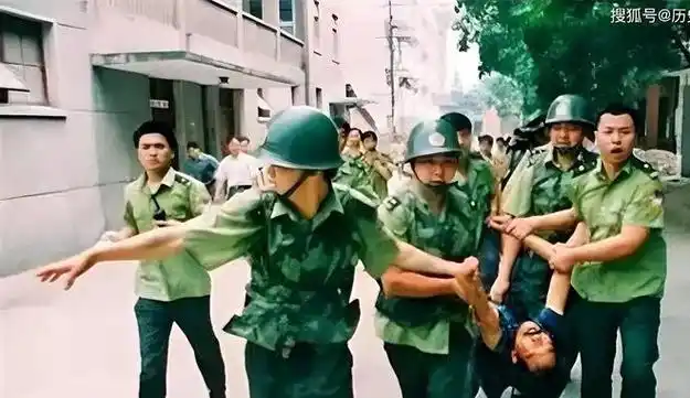 1999年7月,绑匪法子英被警察抓捕的现场,他还想负隅顽抗