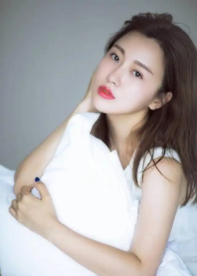 潘长江女儿潘阳在微博晒出一组写真,一袭白裙出镜,气质清冷.