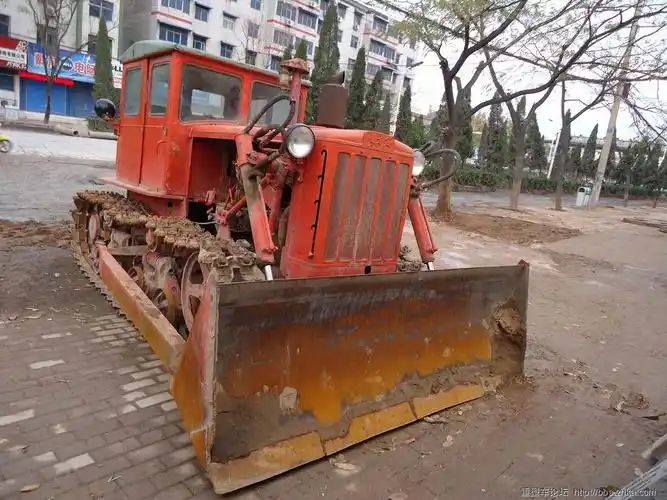 实拍老车之--古老的东方红链轮推土机