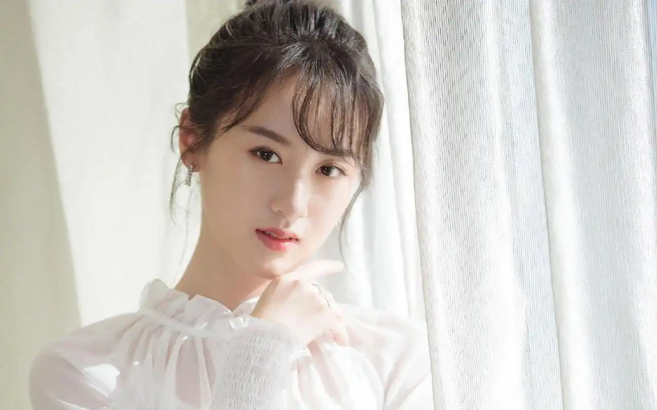 袁冰妍最新古装造型曝光手持圆扇饰貂蝉柔媚动人她一直很好