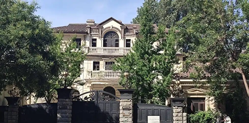 于济川公馆旧址我们如今看到的这片小楼正是当年于珍同志在奉天(沈阳)