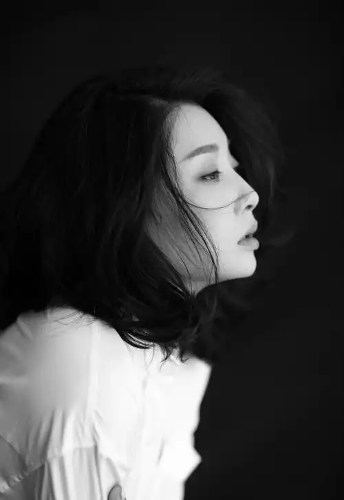 殷桃拍黑白大片简单彰显性感风情