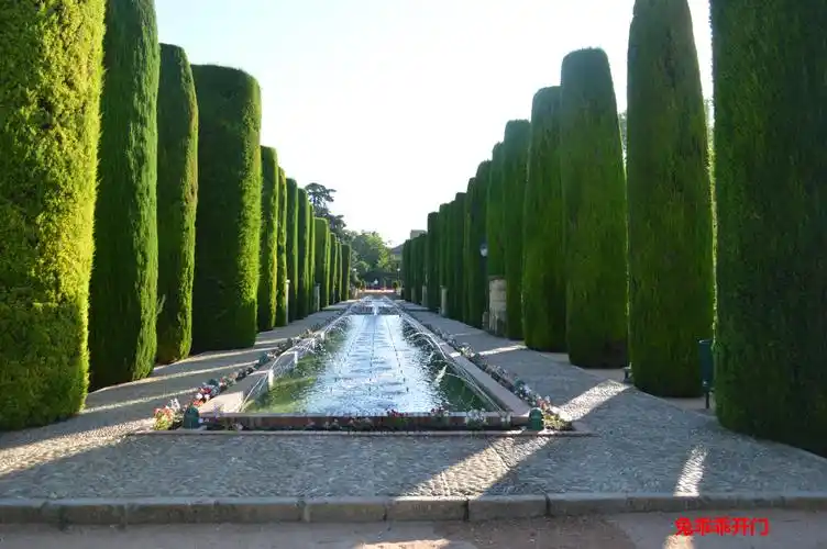 科尔多瓦王宫里面最赞的是花园比阿尔罕布拉宫的花园漂亮多了但比不上