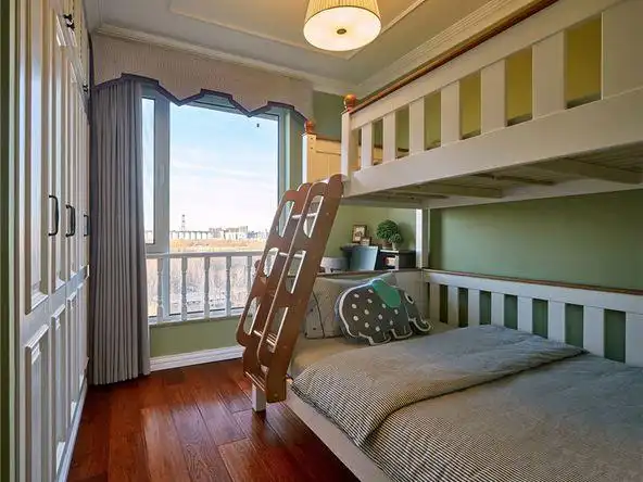 上下铺的儿童床……很好的布局的空间,落地玻璃上,也是房间很通透明亮