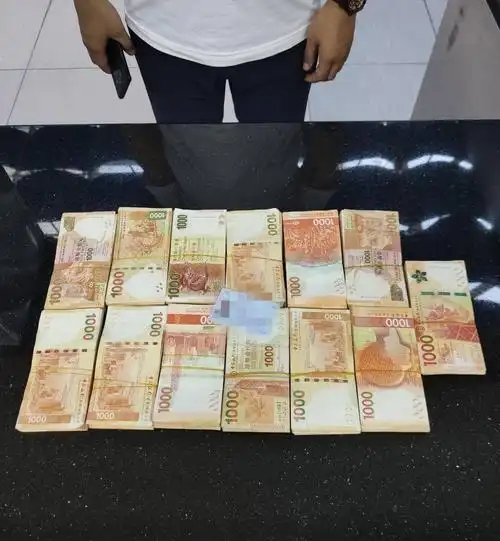 闸口海关在拱北口岸查获一起旅客超量携带货币出境案,合计港币130万元