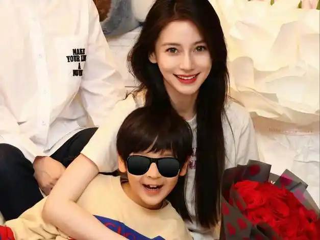 黄晓明7岁儿子正脸照罕见曝光!