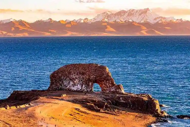 念青唐古拉山在金色夕阳下感受念青唐古拉山绝世之美