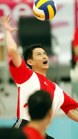 图文中美女排进行赛前训练陈忠和在带队训练