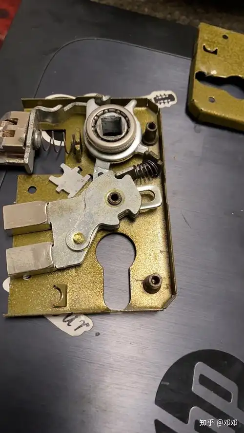 卧室门锁锁芯内部怎么安装? - 知乎