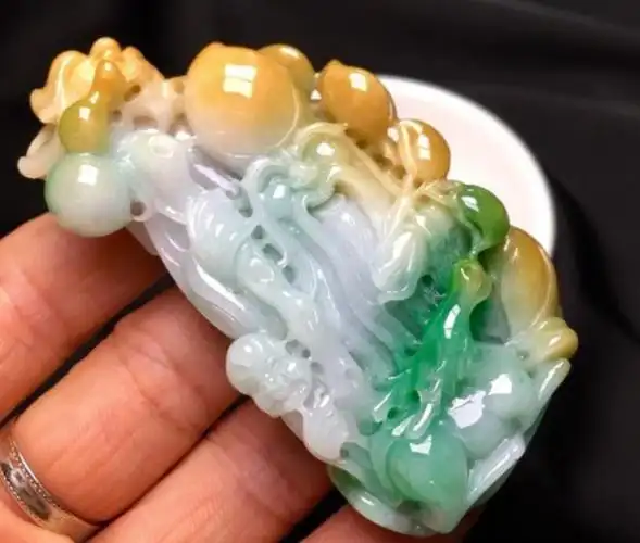 1700万三色翡翠:珠玉在手,富贵自来