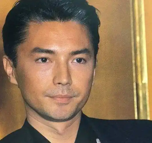 被尊龙的老年状态惊艳:穿衣体面,白发不染,70岁还是优雅贵公子_发型