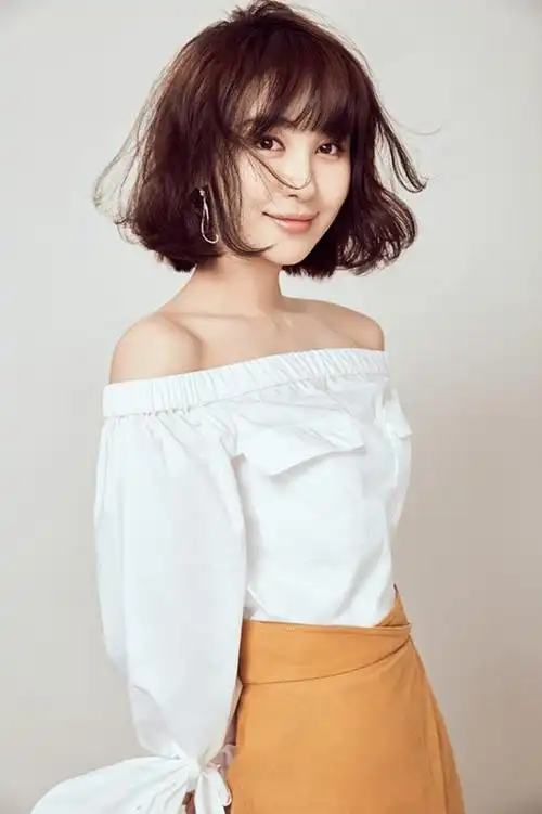 薛之谦一句话说三遍,张艺谋评价出乎意料李菲儿生活照新华娱乐评