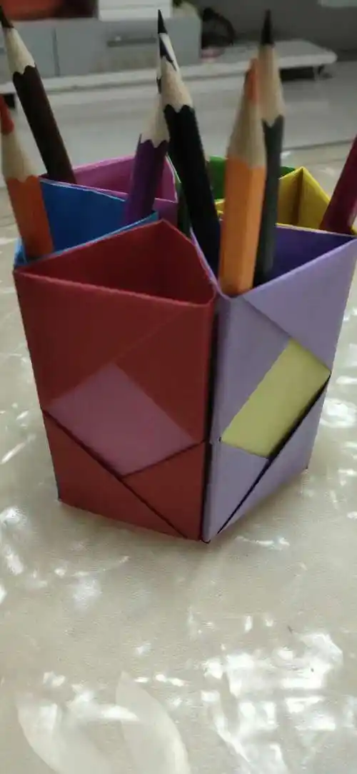 二.(3)班~~《手工折纸——炫彩笔筒》