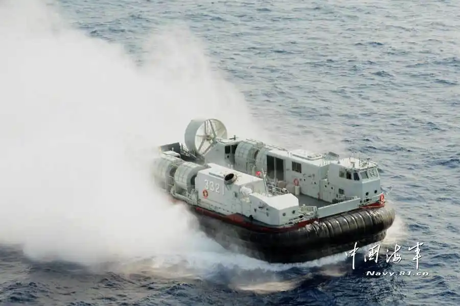 中国海军第二艘气垫登陆艇南海训练照曝光(组图)