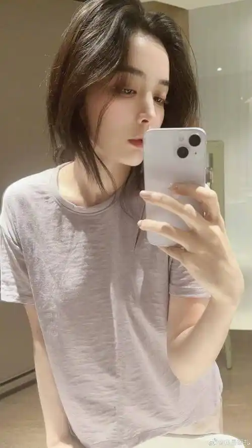 自拍中,古力娜扎向网友们展示了自己最真实的一面,可以看到居家素颜时