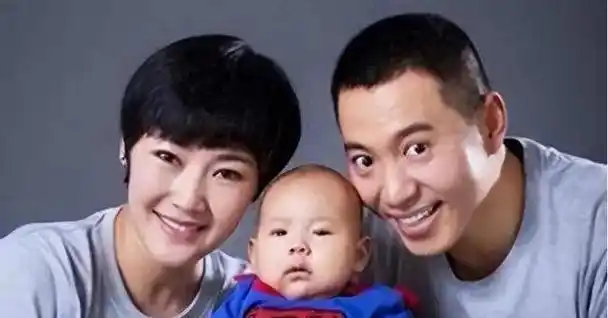 谷智鑫因拍戏坠马脊椎受伤成瘫痪妻子大肚子照顾他不离不弃