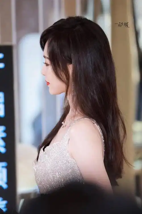 唐嫣黑色长裙尽显女神优雅笑容甜美温柔动人