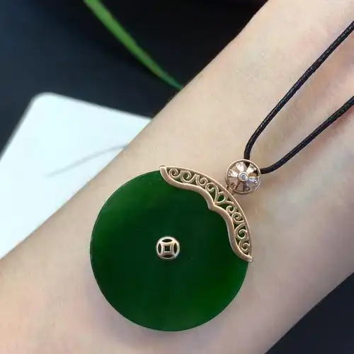 2020秋冬新品和田玉平安扣吊坠 翡翠金镶玉碧玉镶嵌18k金挂件镂空