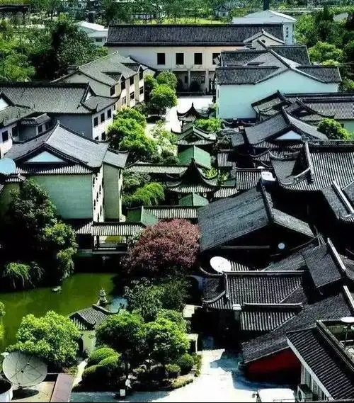 园林本身就是一幅流动的立体山水画 中国古典园林是以建筑为基础 将