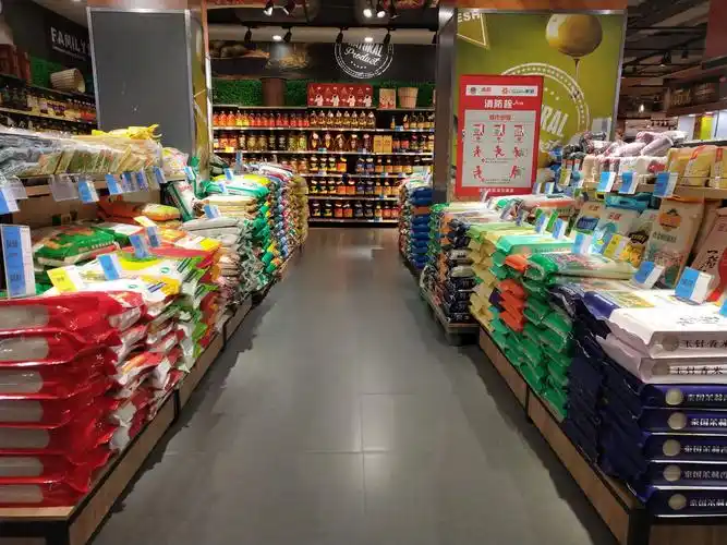 在城区家联超市内,记者看到,米面粮油区摆放的商品堆满了货架.