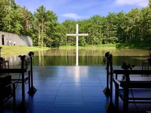 水之教堂位于北海道星野度假村内,是日本设计师安藤忠雄的"教堂三部曲