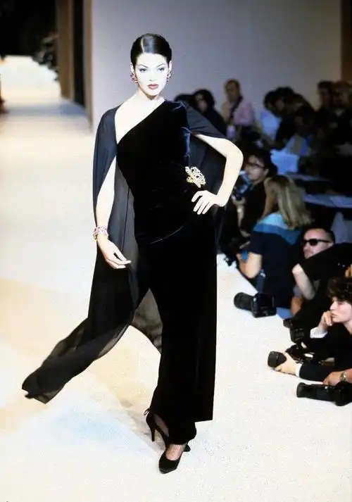 小黑裙的经典秀场,givenchy1995年秋冬高定,不可超越的经典!