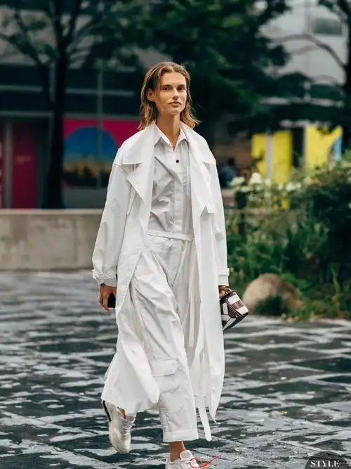 立陶宛模特giedre dukauskaite的街拍,她在穿搭中多选择裤装在利落的