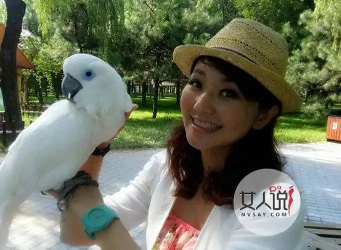 主持人方琼:嫁大8岁副台长,闪婚后生下可爱儿子,活成