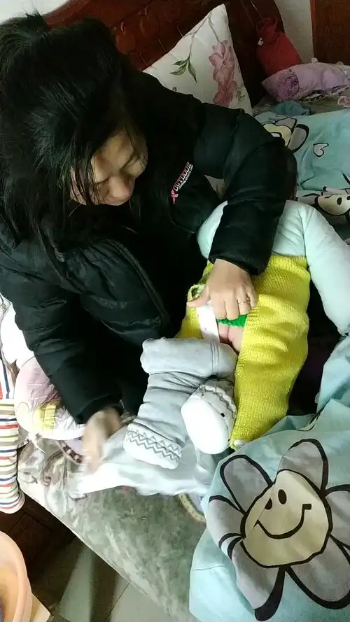 给小宝宝换尿不湿,妈妈辛苦了
