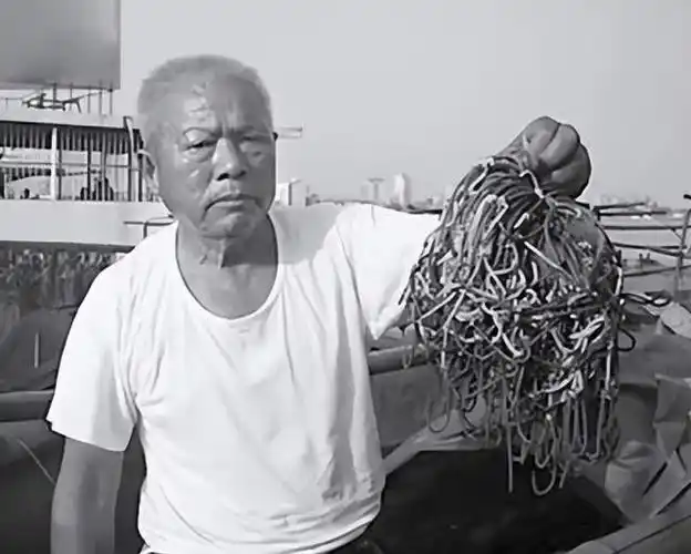 《挟尸要价》的一系列组图中,一位叫做王守海的打捞队成员,是组图的