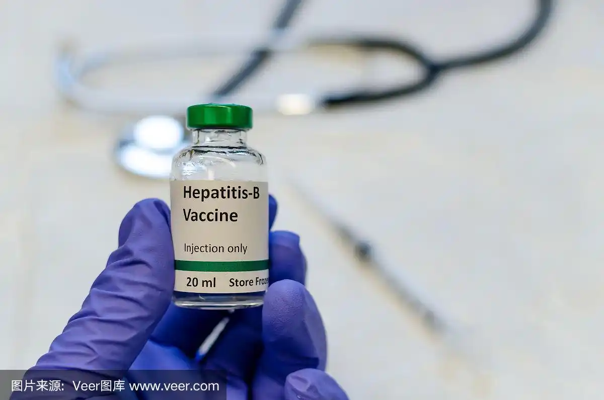 背景为带注射器和听诊器的乙肝疫苗瓶