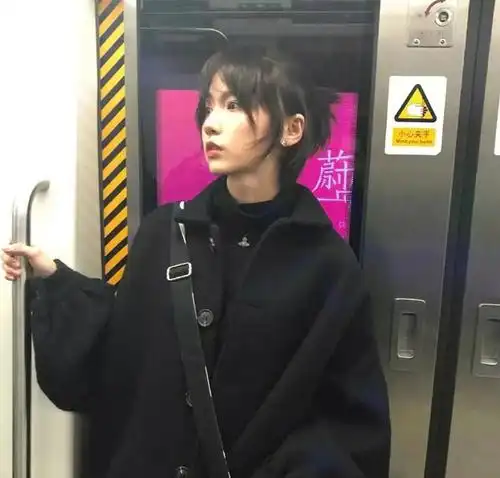 爱情公寓5:诸葛大力意外火了,坐地铁时被偶遇,换发型后如换脸_成果