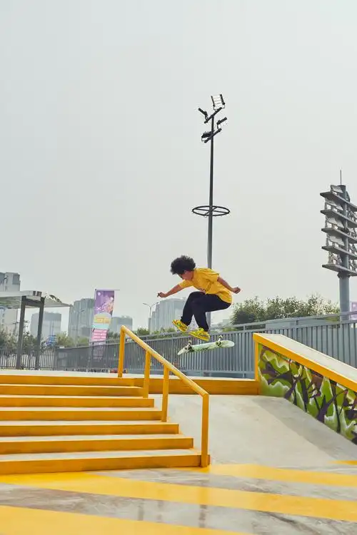 去了趟滑板公园看了场比赛,感觉离王一博又近了一点丨嗨!pop_场地