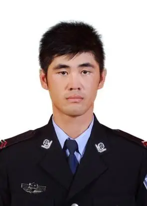 在线急等修图大神帮忙把红底证件照换成白底的!小弟不胜感激