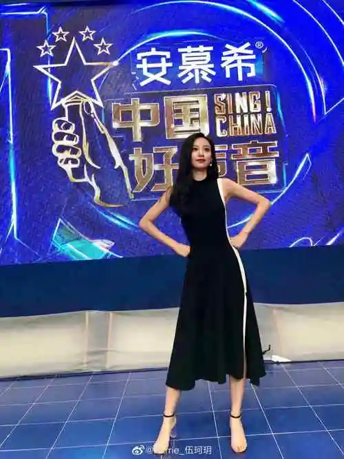 初舞台的亮相,伍珂玥以梅艳芳的《蔓珠莎华》惊艳全