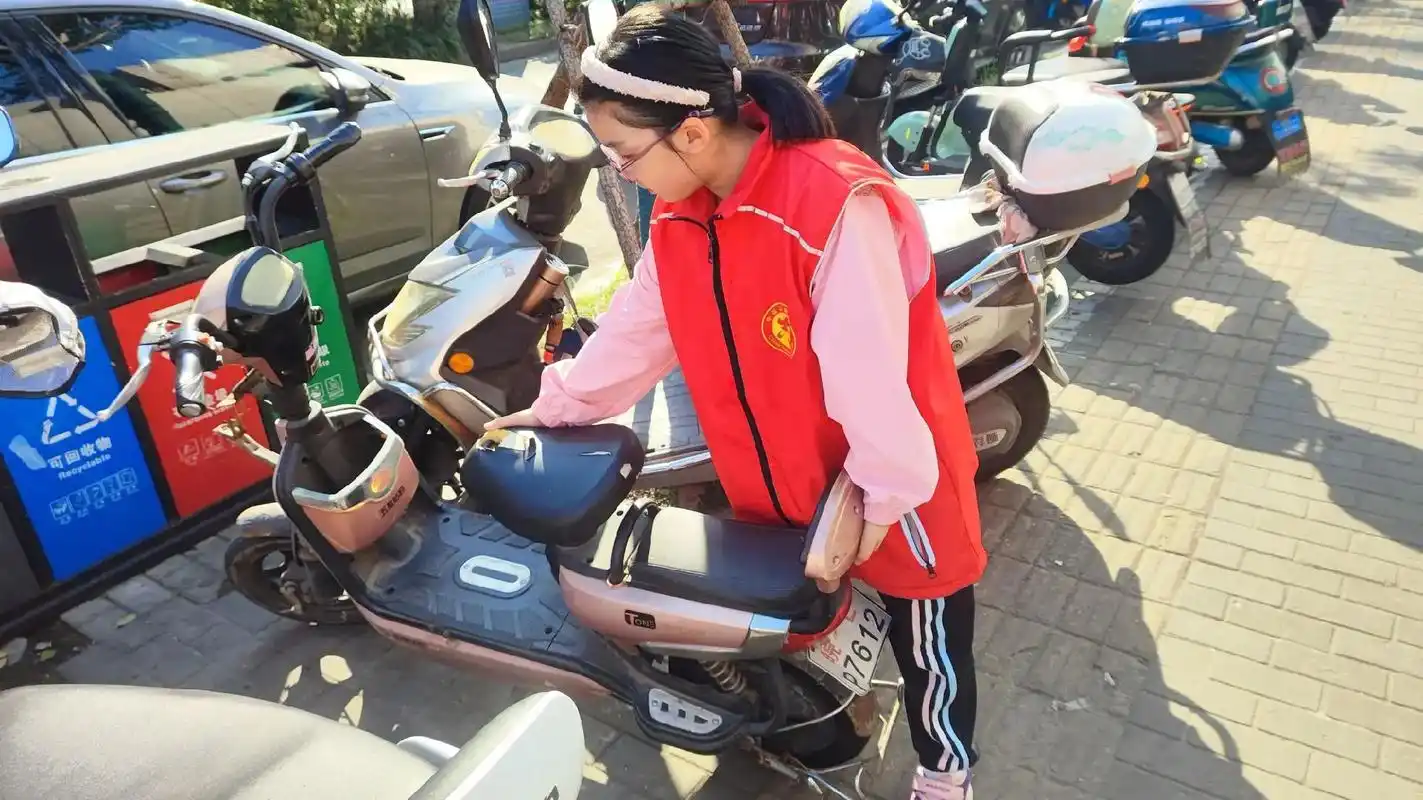 志愿者服务#小圆脸的日常 超爱扫地,发现烟头如获至宝98 - 抖音