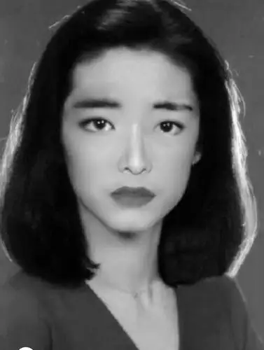 林青霞的脸形,钟楚红的嘴唇,王祖贤的眉眼,关之琳的鼻子结合到一起