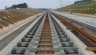 轨枕既要支承钢轨,又要保持钢轨的位置,还要把钢轨传递来的巨大压力再