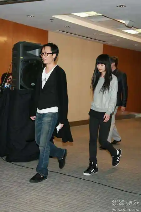 郑中基阿sa开记者会 称结婚是事实 离婚正在办