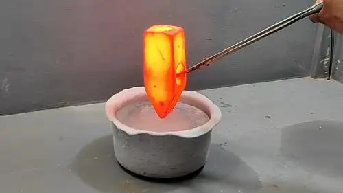 将烧红的铁锤放在冰块上,结果冰块熔化沸腾了