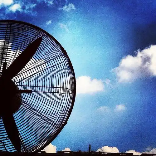 镜头像蓄势许久的捕鼠器